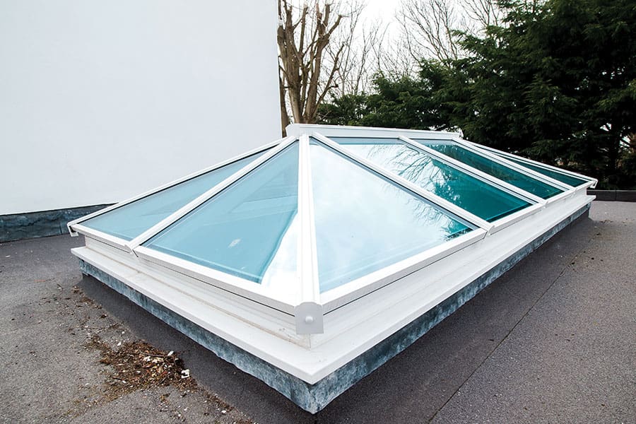 External lantern roof with tinted glass for privacy